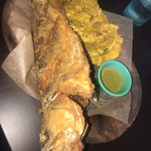 pescado entero con patacones