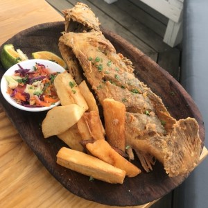 pescado frito con yuca