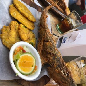 Pescado entero con Patacones