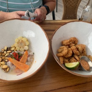 Ceviche peruano y camarones pop