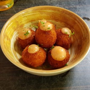 Croquetas de platano con queso feta y salsa de guayaba