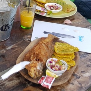 Pescado Entero frito con patacones