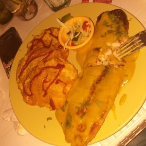 Filete de corvina en salsa de coco y curry