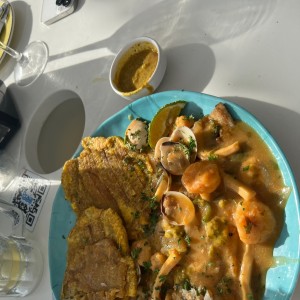 Filete de pescado en salsa de marisco