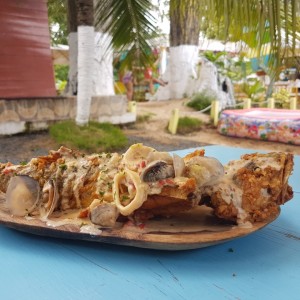 pescado frito con salsa de mariscos