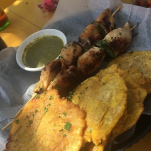 pinchos de pollo con patacones 