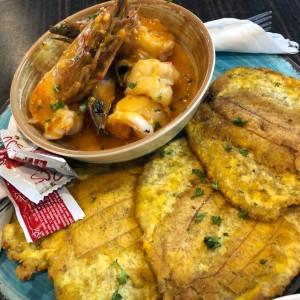 Langostino con Salsa de Ajo y Patacones