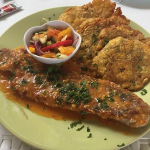 filete de pescado con salsa de ajo y patacones 