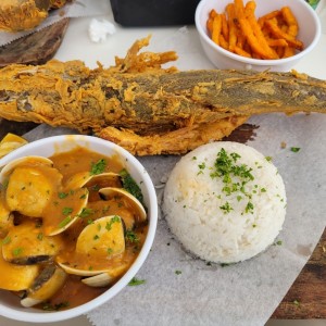 pescado con almejas arroz blanco y extra de camote frito