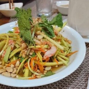 ensalada de mango con camarones