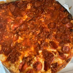 Pizza Pepperoni y Carne Molida (bolognesa)