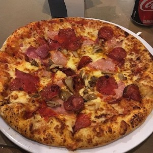 pizza de peperoni jamon y hongos