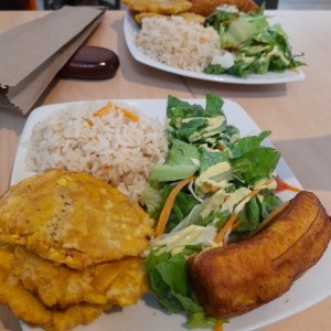 GUARNICION (Ensalada, papa, plátano maduro y arepa)