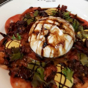 Burrata con tomates y aceitunas kalamates