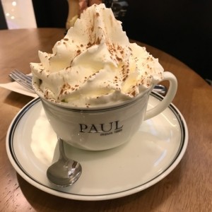 chocolate caliente con chantilly