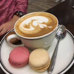 Capuccino con mini macarrons