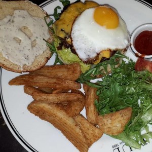 Hamburguesa con hueco queso y papas estilo wester