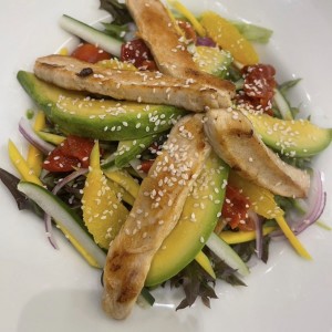 Ensalada de pollo con aguacate