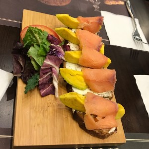 tostadas con salmon y aguacate