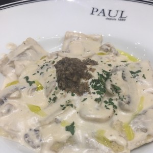 Pasta rellena de hongos con aceite de trufas