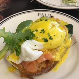 la mitad de un pocion de Eggs Benedict