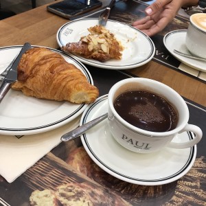 croissant de almendras, croissant de mantequilla y chocolate caliente