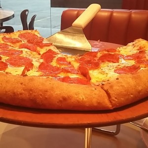 Pizza12" peperoni con borde de queso