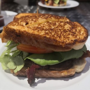 hamburguesa con tocino y queso en pan de molde