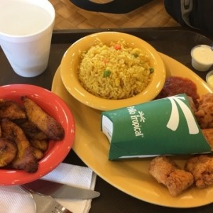 Bites de pollo con Arroz de vegetales y tajadas 