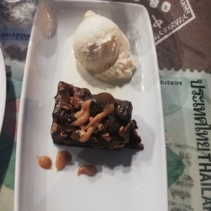 Brownie de chocolate con caramelo