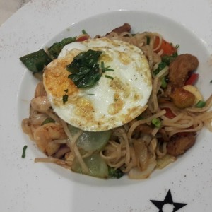 pad kee mao de mariscos 