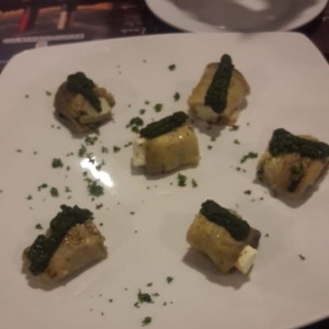 involtini: berenjena envuelta en queso y pesto