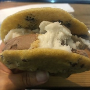 Galleta con helado de chocolate y coco veganos