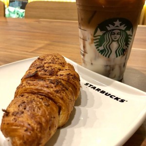 croissant de jamon con queso crema + coco macchiato