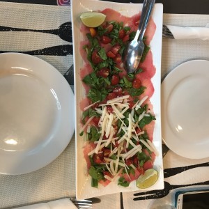 Carpaccio di tonno rucola e pomodorini