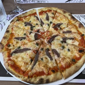 Pizza con anchoas y alcaparras 