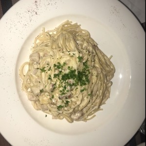 Spaghetti alfredo con tocino (Carbonara con crema) 