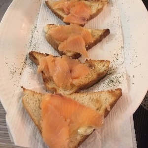 Entradas - Crostini al salmone