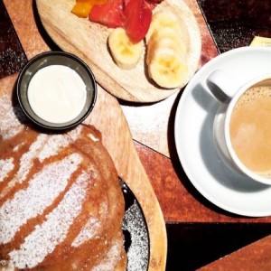 pancakes con yogurt miel y frutas + capuccino