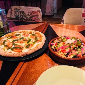 pizza maragarita y nachos