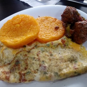 omelette de vegetales, tortilla y albondigas