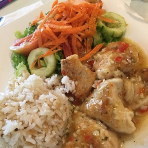 Pollo al ajillo, con ensalada mixta y arroz blanco