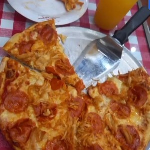 Pizza con pepperoni y pollo mediana