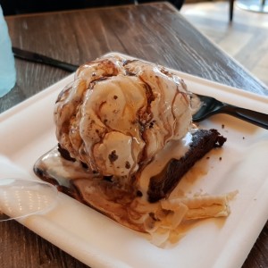 brownie con helado