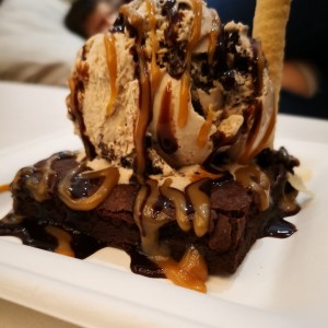 Brownie con helado de oreo