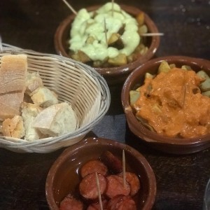 tapas: papas alioli, papas bravas y chorizo al infierno