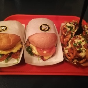 Anti burger con bacon y Anti fries 