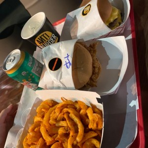 Curly fries, chiken pollo y antiburger