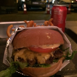 La Anti: Carne de hamburguesa, lechuga, tomate, salsa anti y queso