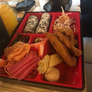 bento con shashimi y rollo de sushi 